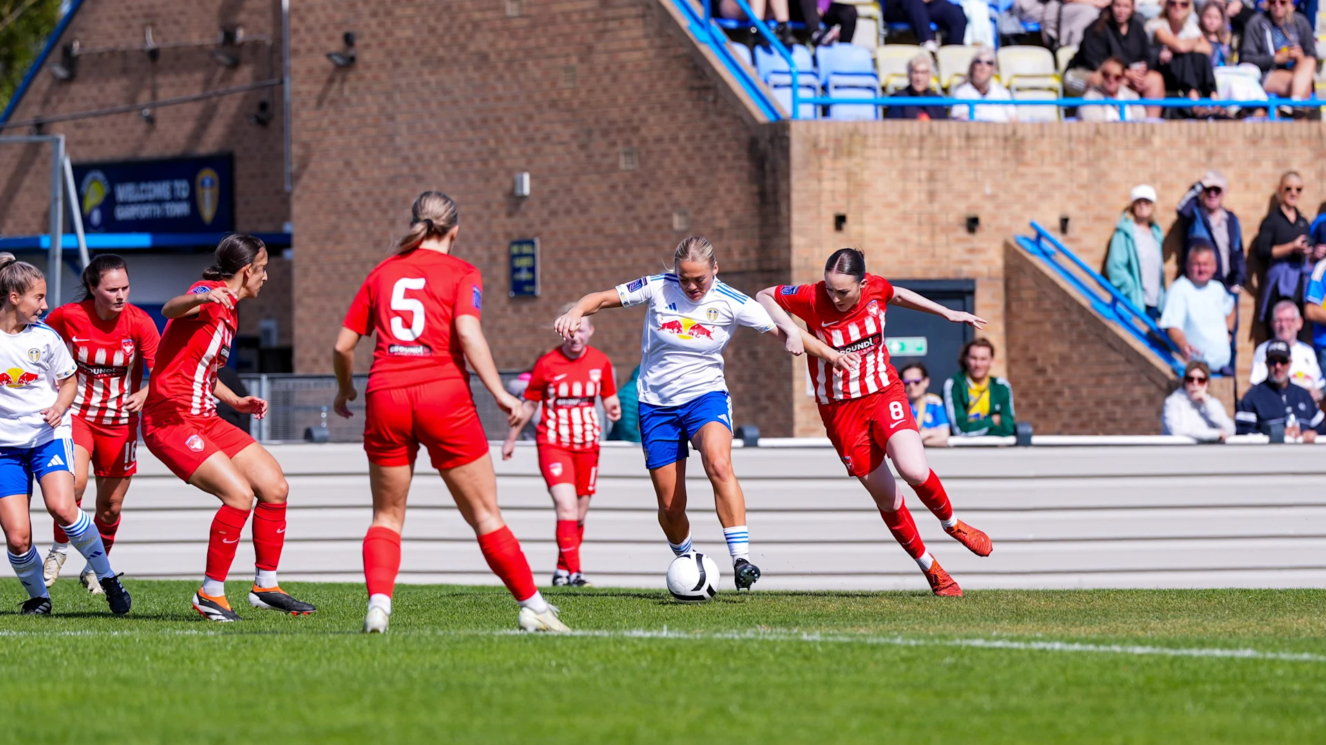 مباراة إيفرتون ضد ليدز يونايتد: تفاصيل وأهمية اللقاء