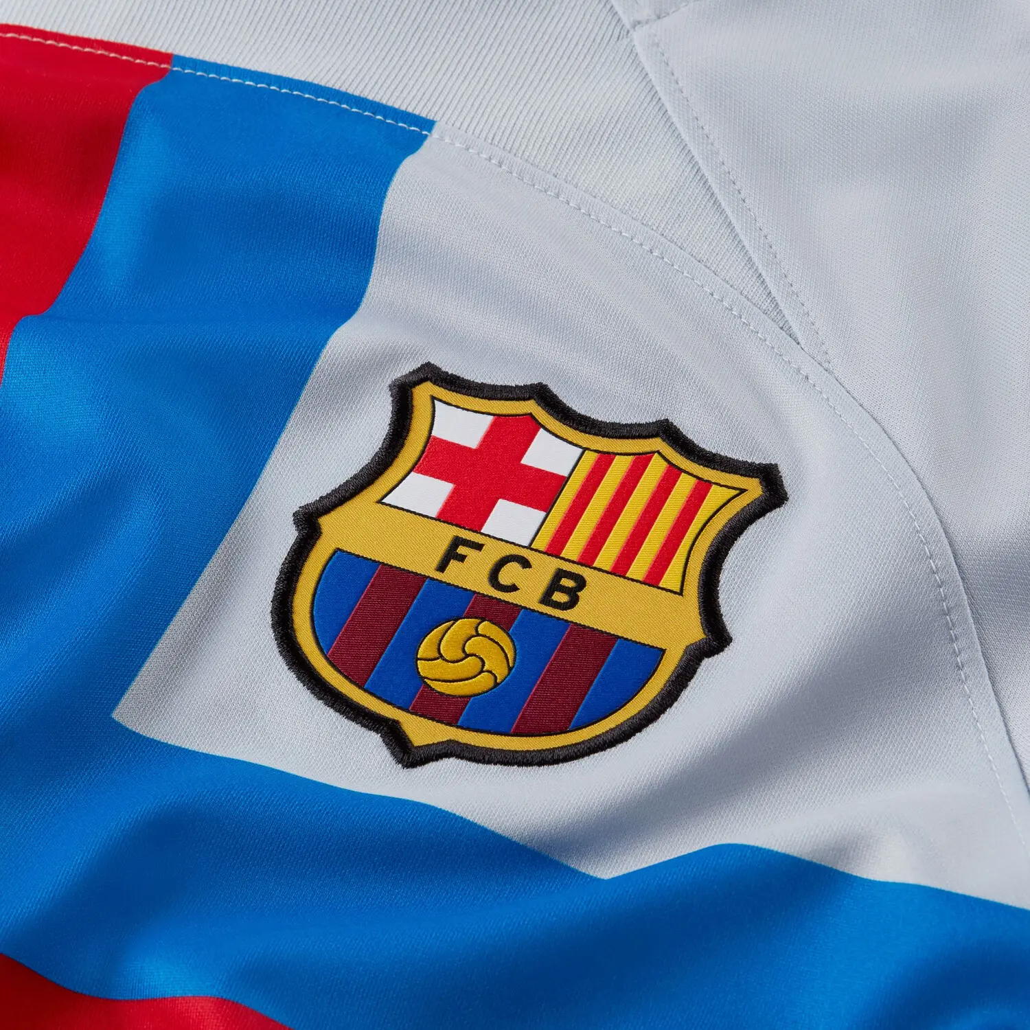 nady fc barcelone altalq walthdyat fy almwsm aljdyd