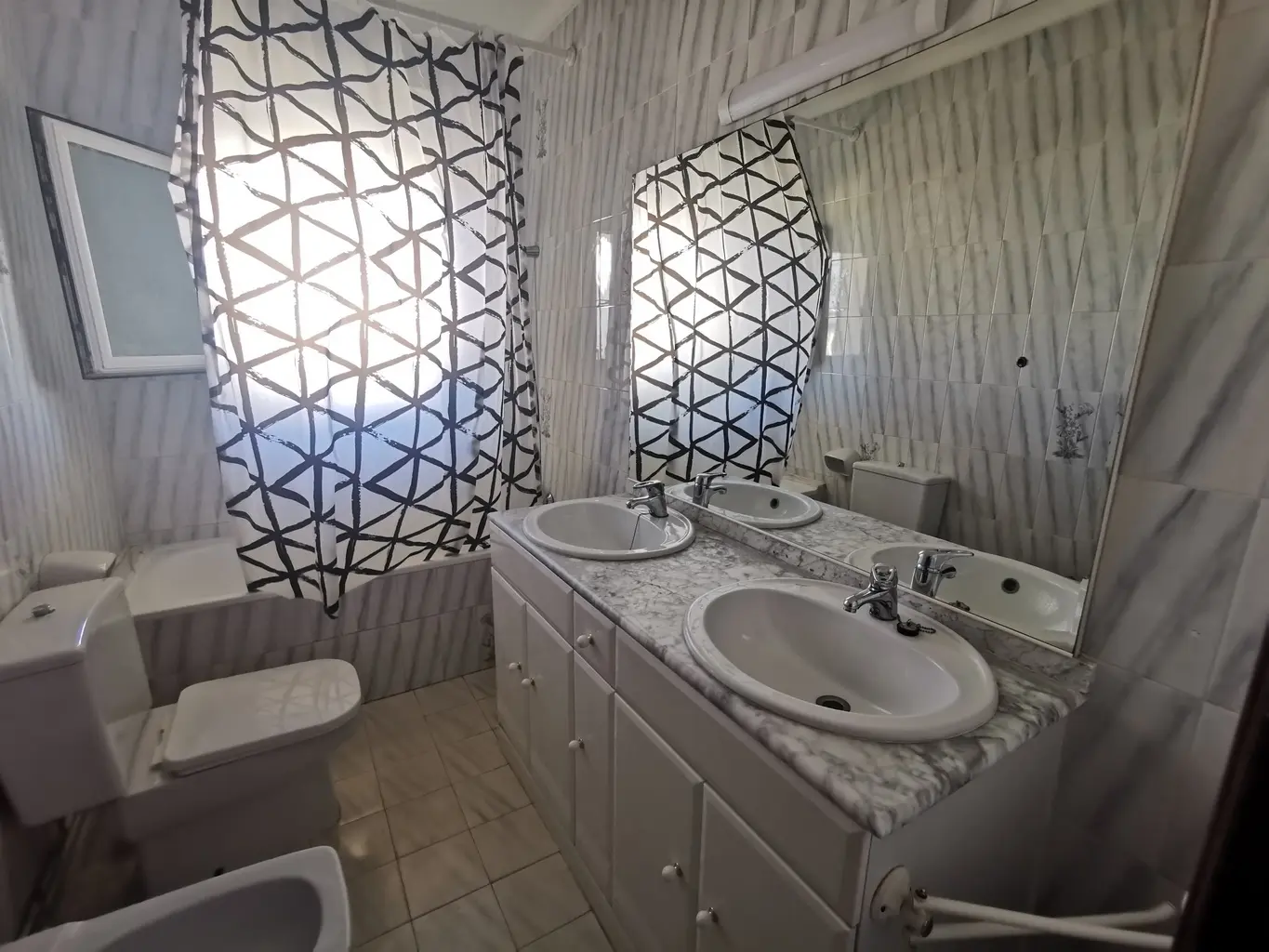 alʿmlyat alʿskryt fy awsat almghrb wtathyrha