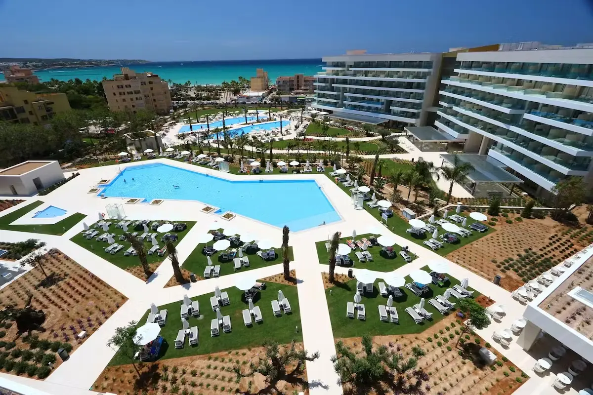 mynaʾ alnazwr wyst myd laʿb ryysy fy altjart albhryt