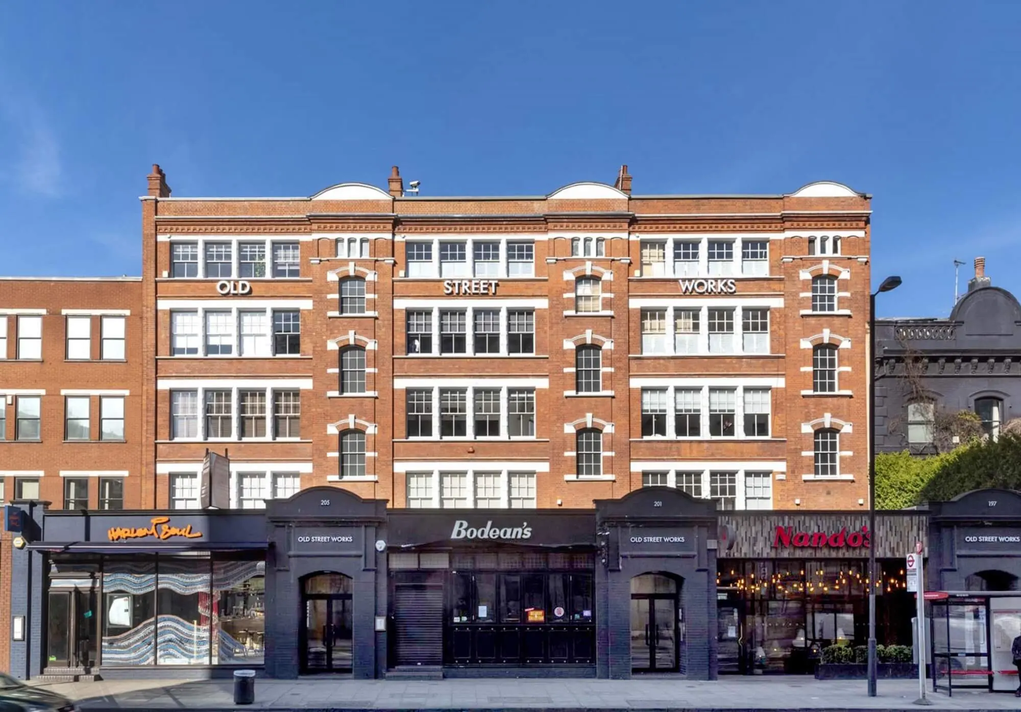 dwr almdn fy althwl nhw altnmyt almstdamt