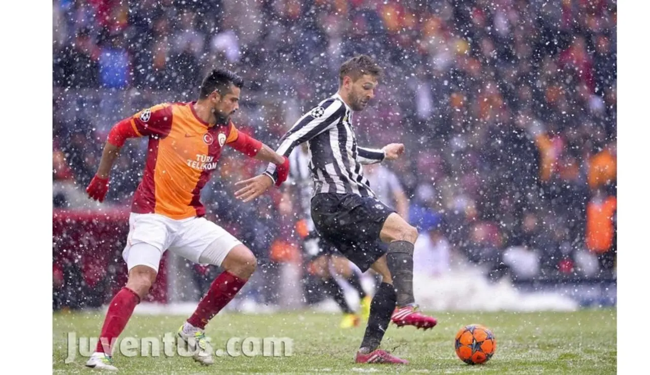 mbarat jalata sray ywfntws sraʿ alʿmalqt fy krt alqdm