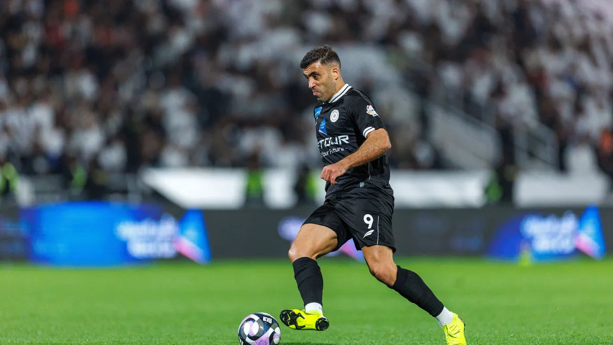 ʿbd alrzaq hmd allh ysahm fy tahl alshbab aly alnhayy